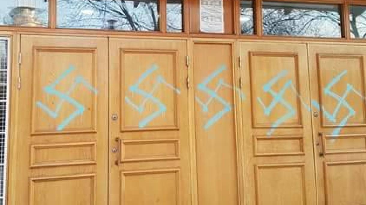 Кукасти крстови на вратата на џамијата во Стокхолм