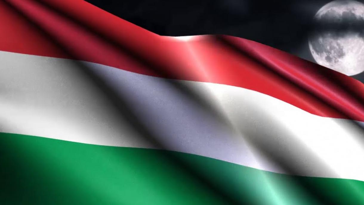 Felvonták a magyar lobogót a Parlament előtt