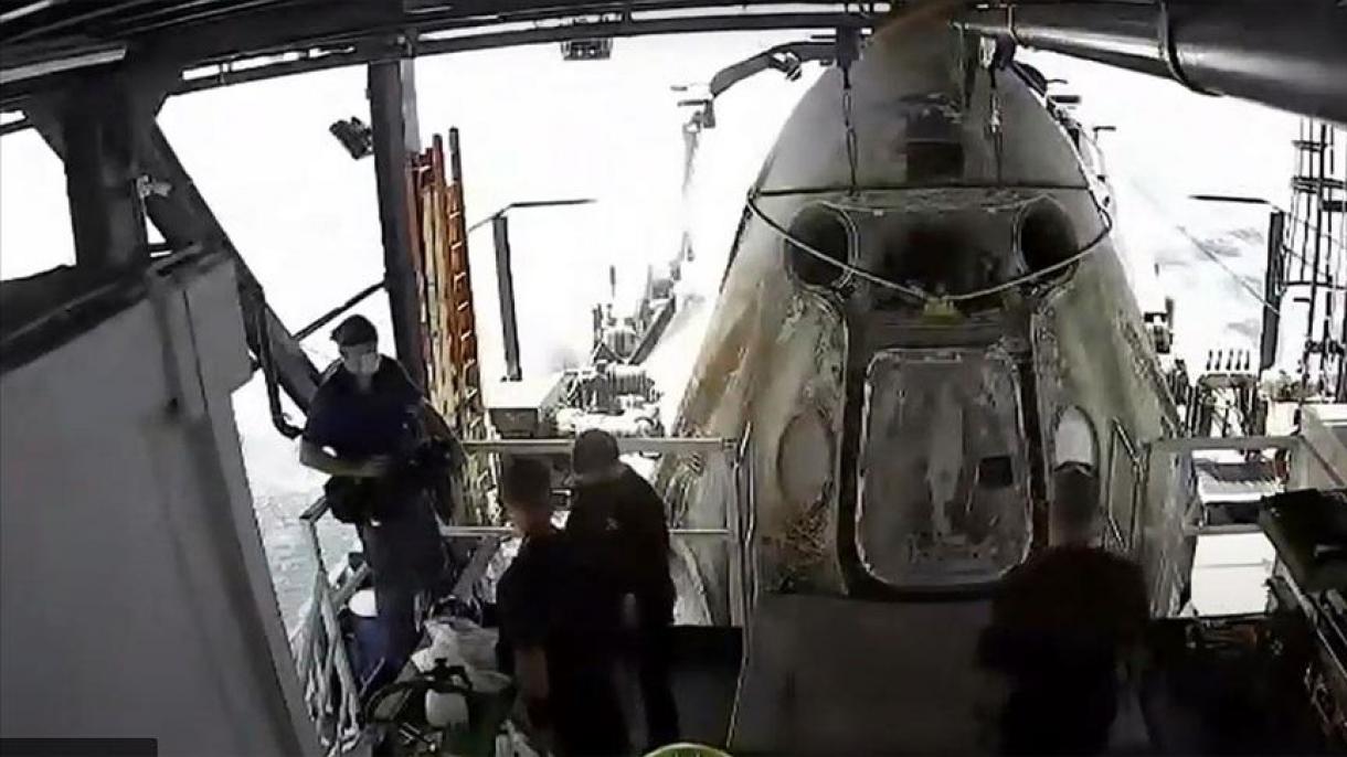 Американски астронавти се завърнаха с капсула на СпейсИкс...