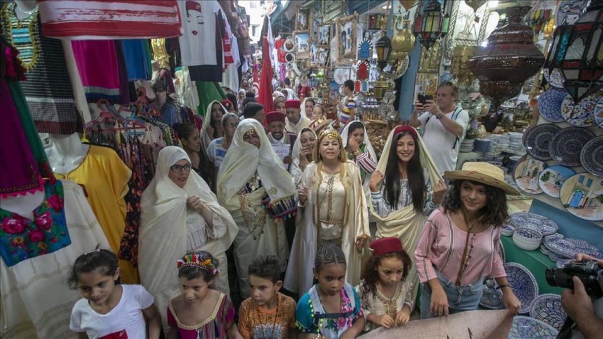 Tunisie / Fête nationale de la Femme: une "Kharja" féminine dans la ruelles du vieux Tunis