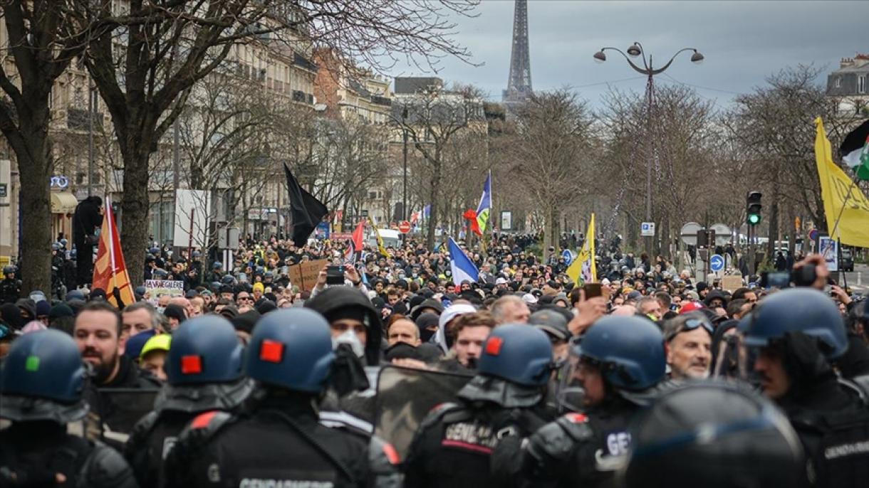黄背心在巴黎街头示威抗议政府