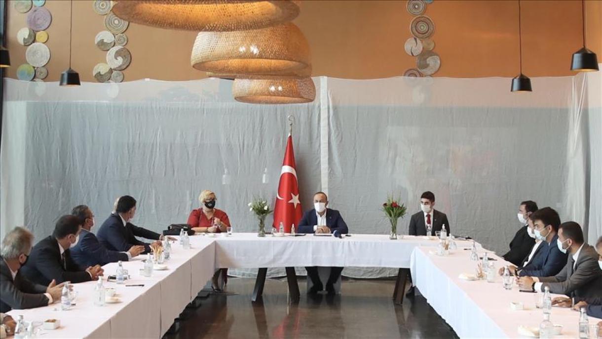 Cavusoglu rencontre des hommes d'affaires à Dakar