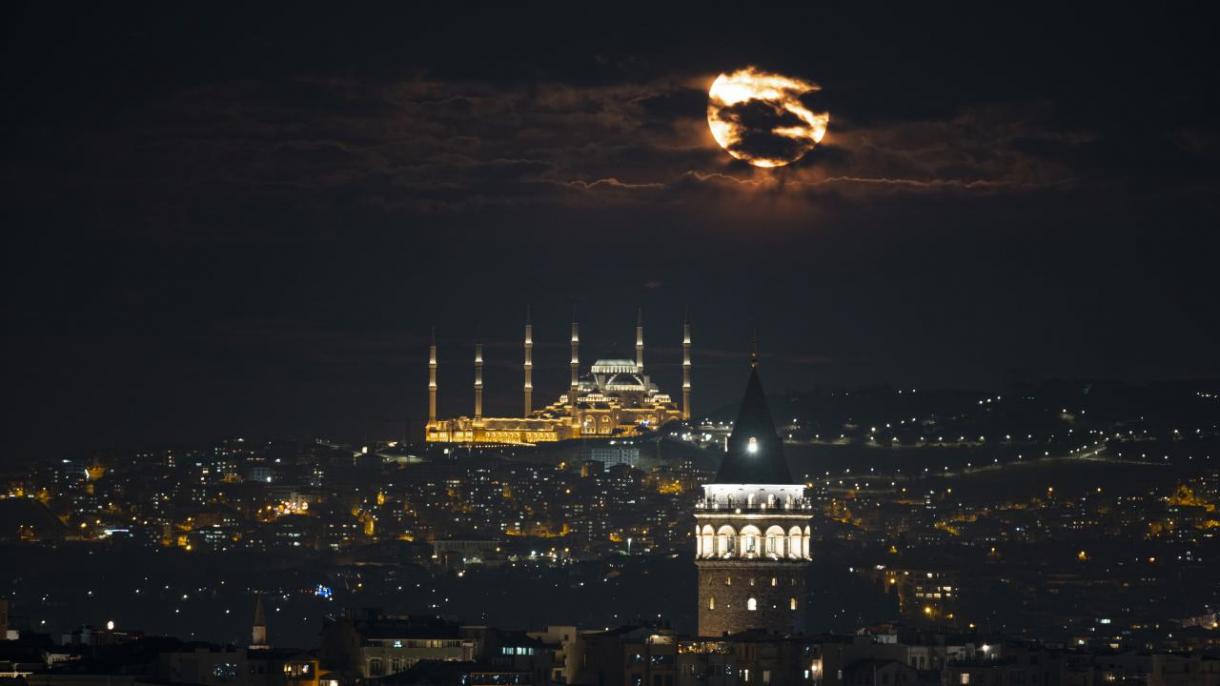 İstanbul genel foto Gece Dolunay Büyük Çamlıca Camii ve Galata Kulesi.jpg