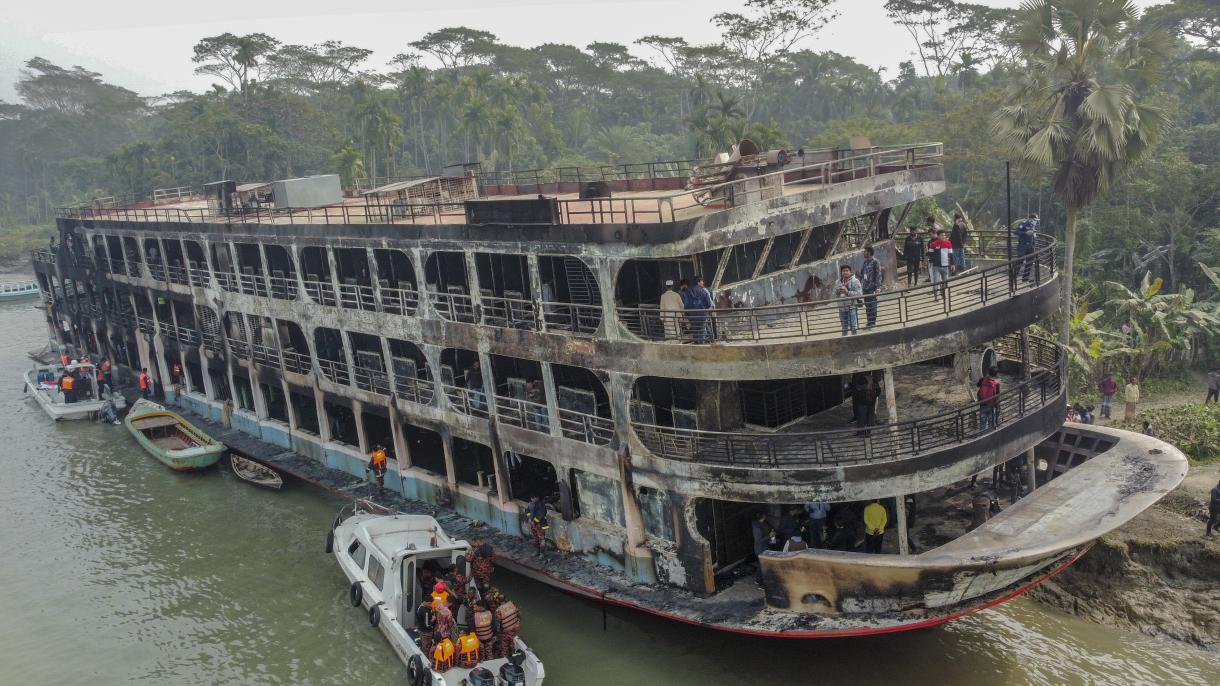 Bagladesh: Incendio su un traghetto, almeno 38 morti