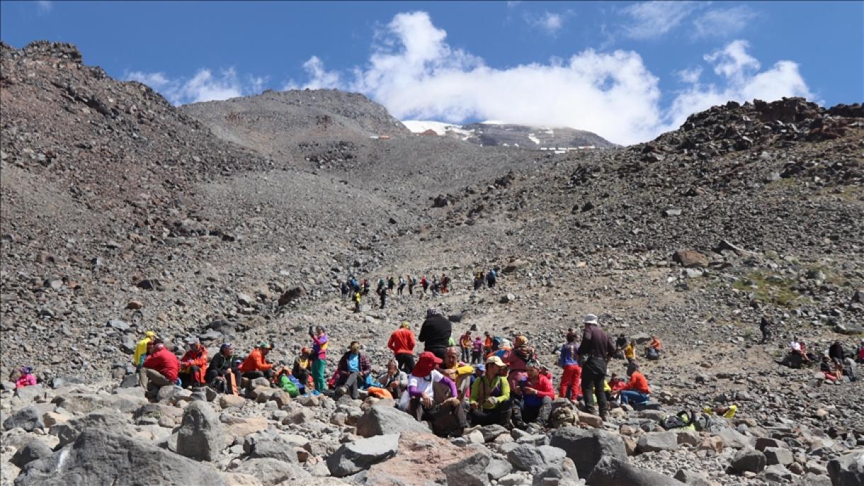 El monte Ararat, la cima más alta de Türkiye, recibe a montañeros de todo el mundo