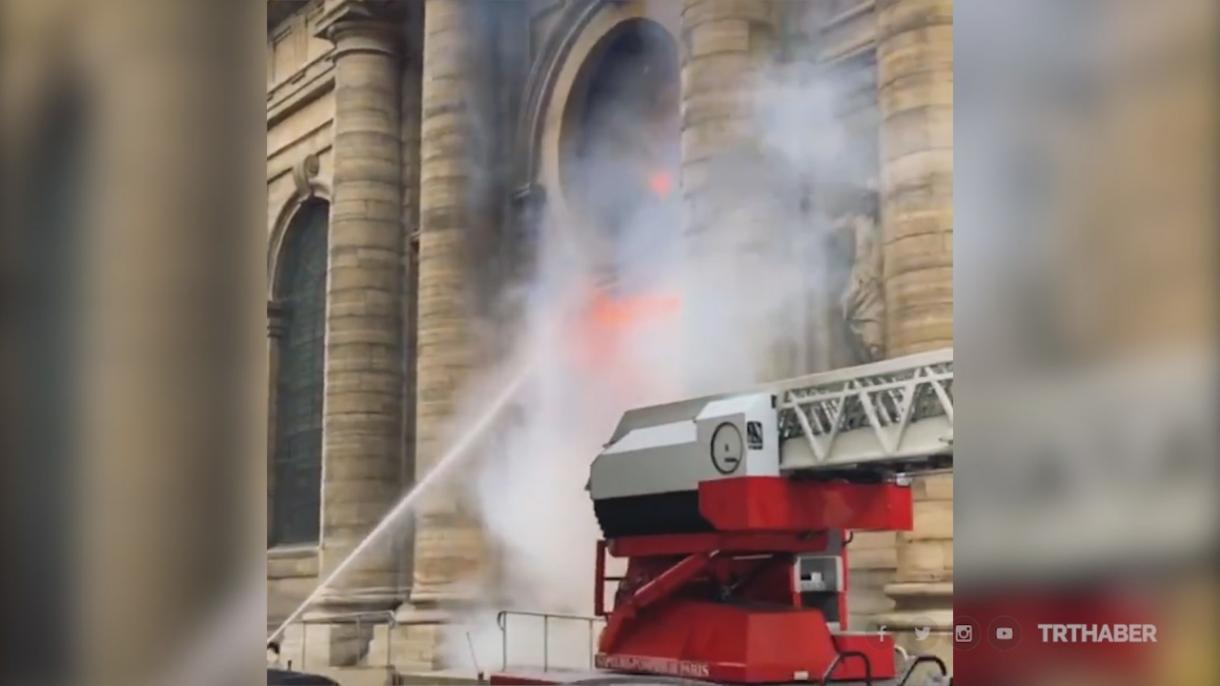 巴黎叙尔比斯教堂发生大火