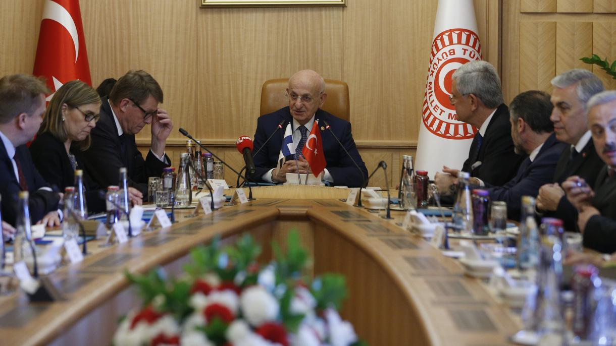 Presidente del parlamento turco Kahraman hoy ha recibido a una serie de invitados