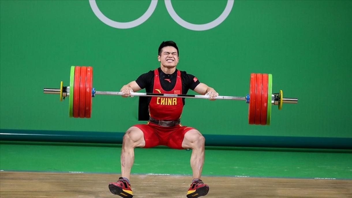 中国选手石智勇在东京打破三项奥运记录获得金牌