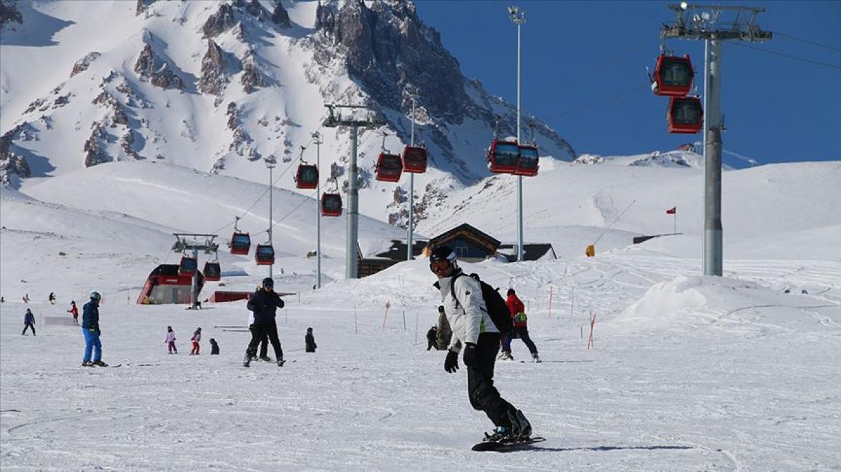 Los turistas afluyen al centro de esquí en Erciyes