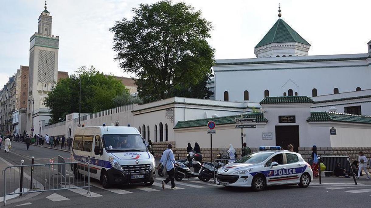 法国一清真寺门前被挂上猪头