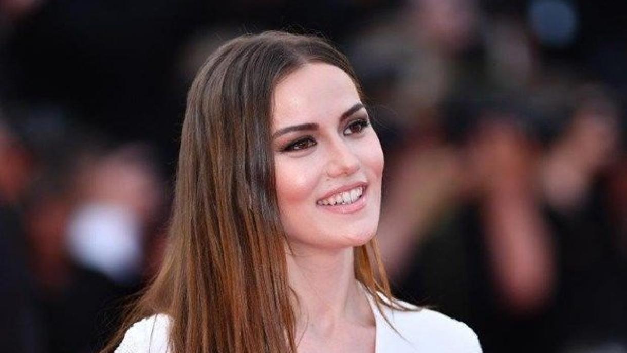 Los fans de Fahriye Evcen donan vacunas a UNICEF por su 32º cumpleaños
