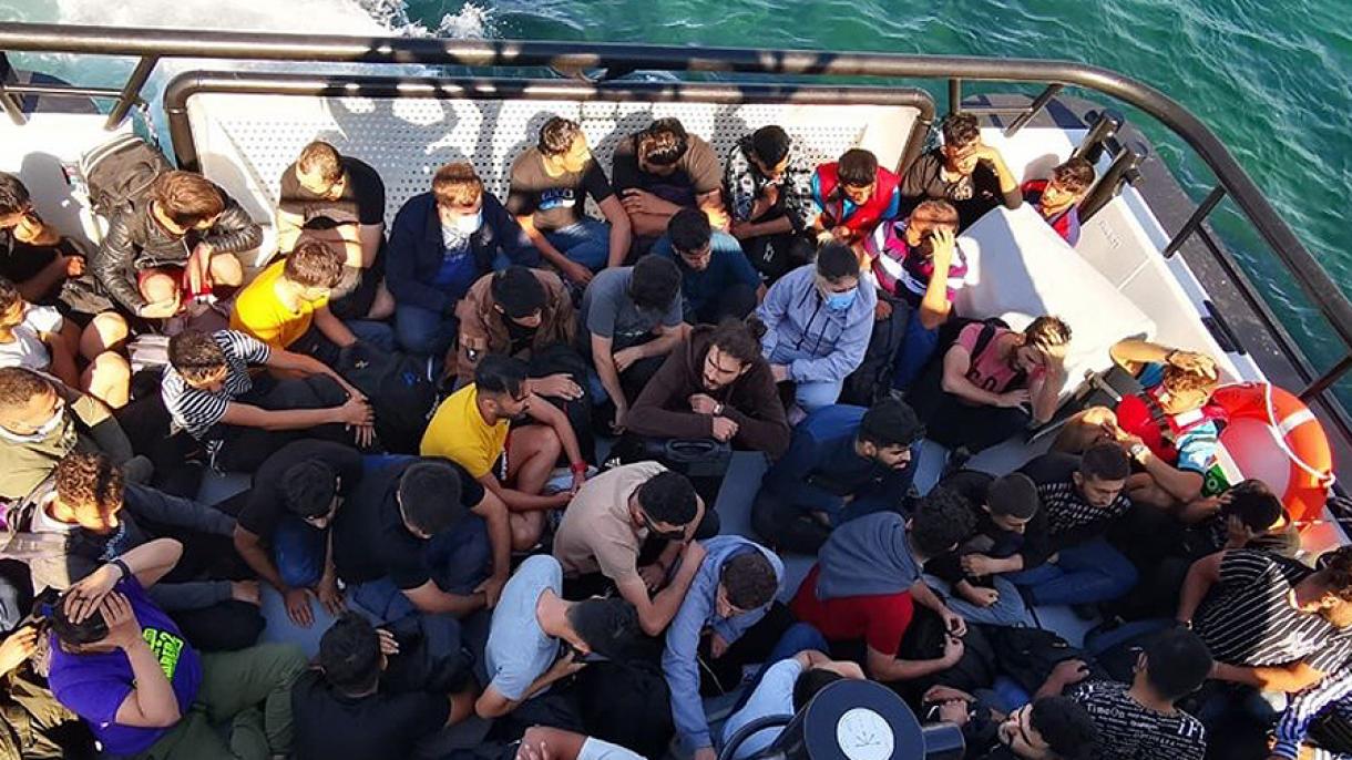 A török parti őrség segít a migránsokon