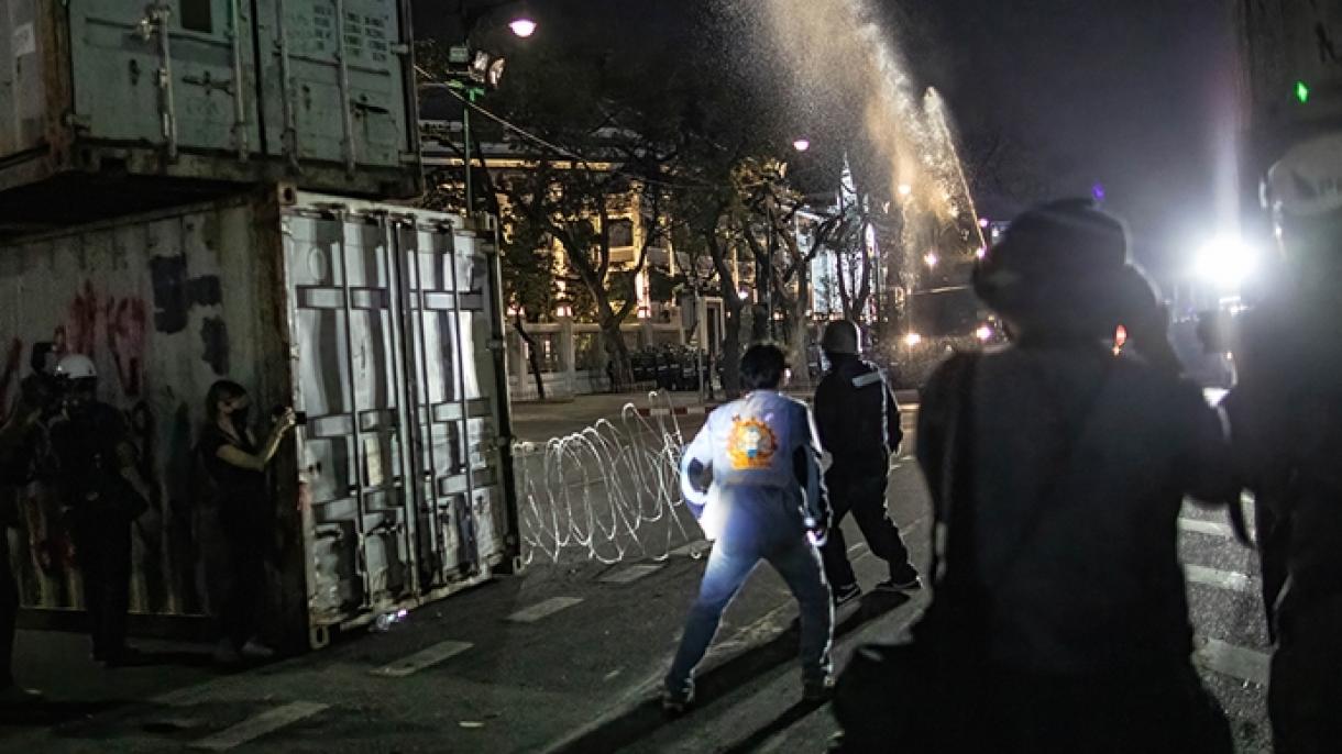 Orang Ramai di Bangkok Bantah Cara Kerajaan Tangani Covid-19