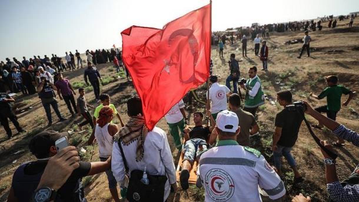 Soldados israelenses atiram contra jovem palestino com uma bandeira da Turquia na mão