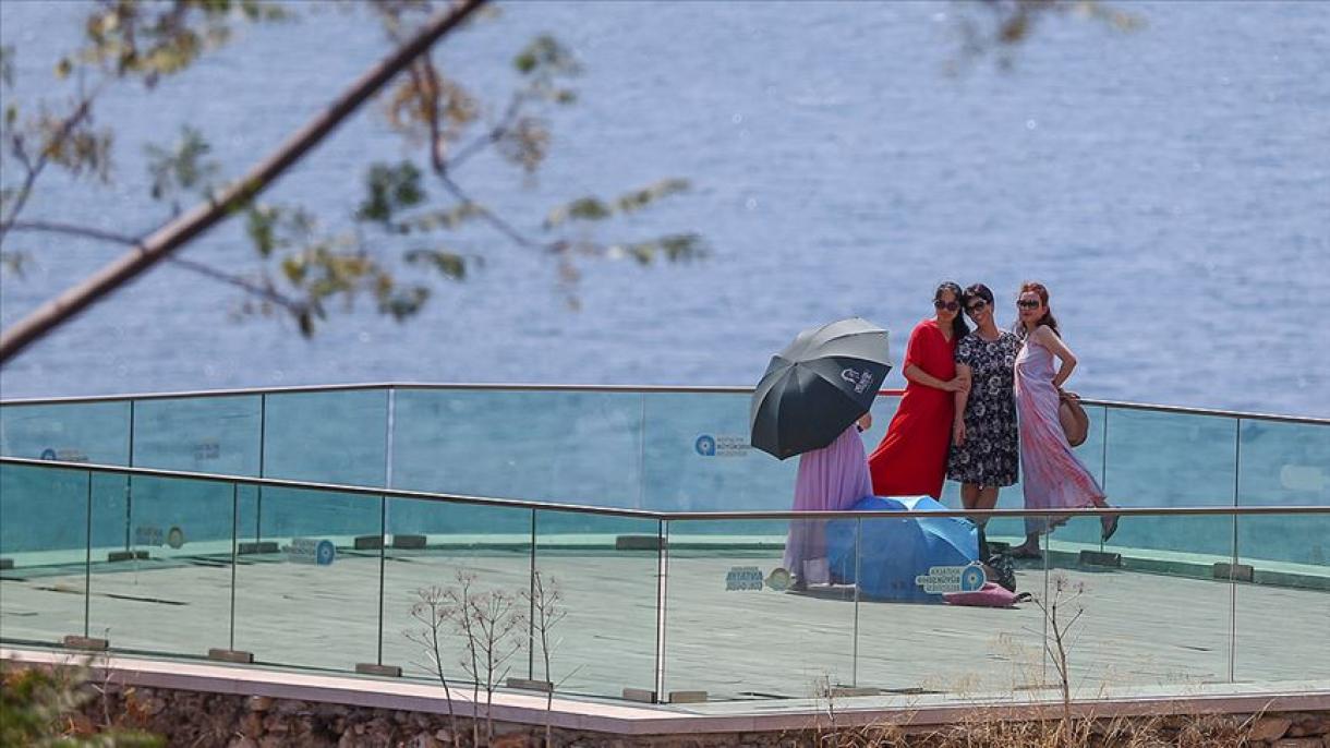 antalya turistler.jpg