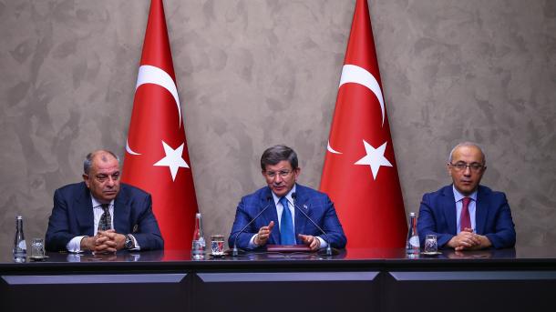 土耳其总理在埃森博阿机场举行新闻发布会