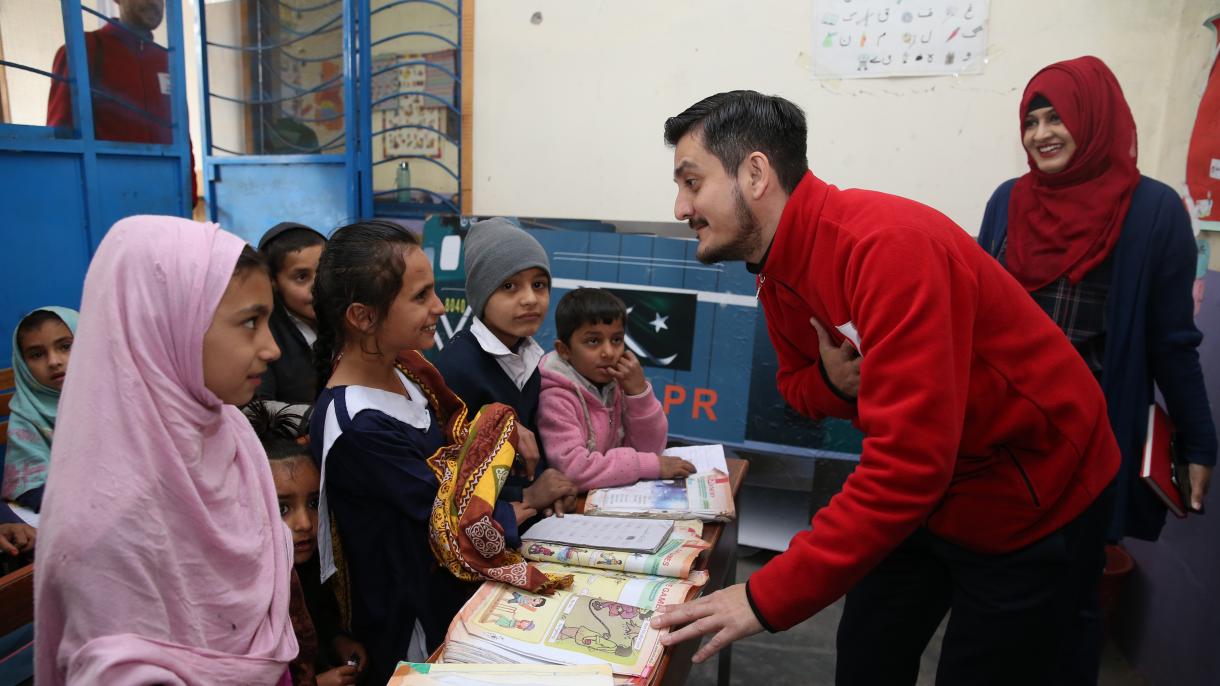 Türkiyə Qırmızı Aypara Cəmiyyətindən Pakistanlı məktəblilərə yardım