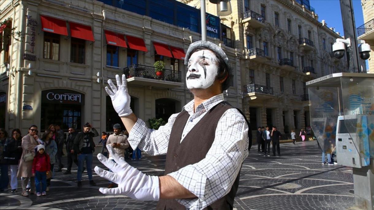Türkiyə pantomim aktyoru 10 illik dünya turnesinə Bakıdan başladı