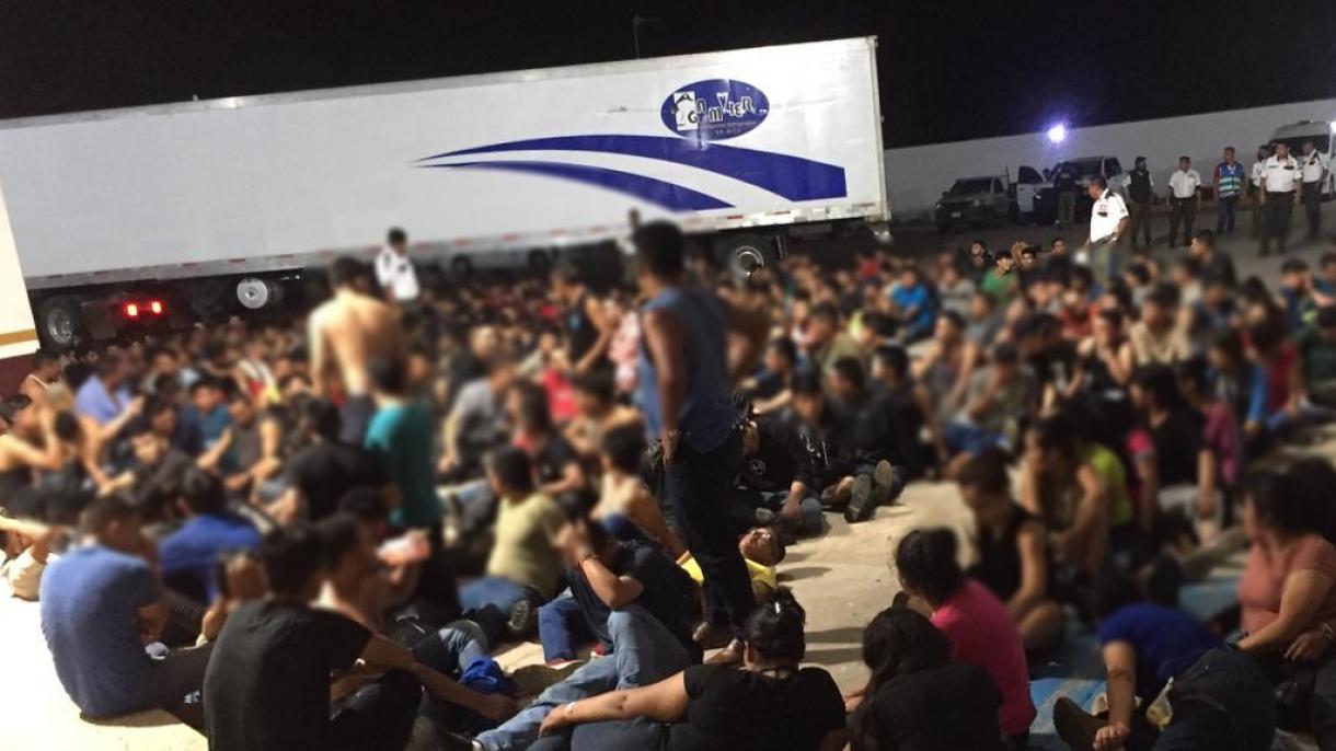 Откриха 343 мигранти в изоставено ремарке на камион в Мексико