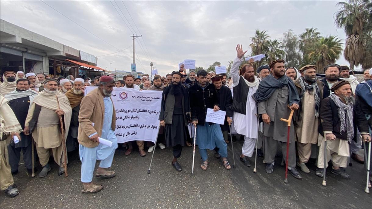 معلولان جنگی افغانستان به تصمیم بایدن درباره وجوه بلوکه شده این کشور اعتراض کردند