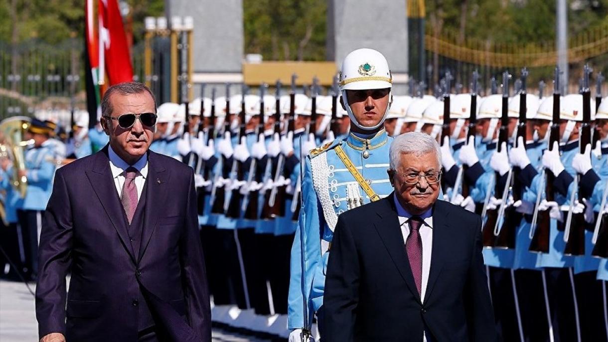 صدارتی پیلس پہنچنے پر سرکاری تقریب کے ساتھ صدر محمود عباس کا استقبال