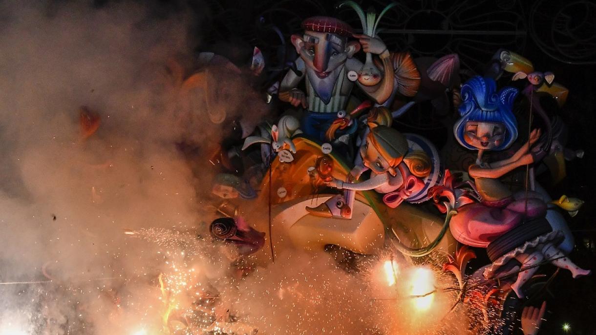 El fuego de las Fallas pese a la lluvia en Valencia