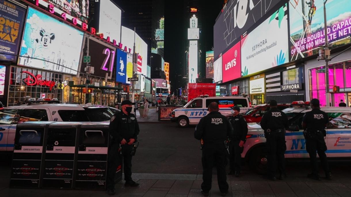【アメリカ】 NYタイムズスクエアで銃攻撃 3人負傷
