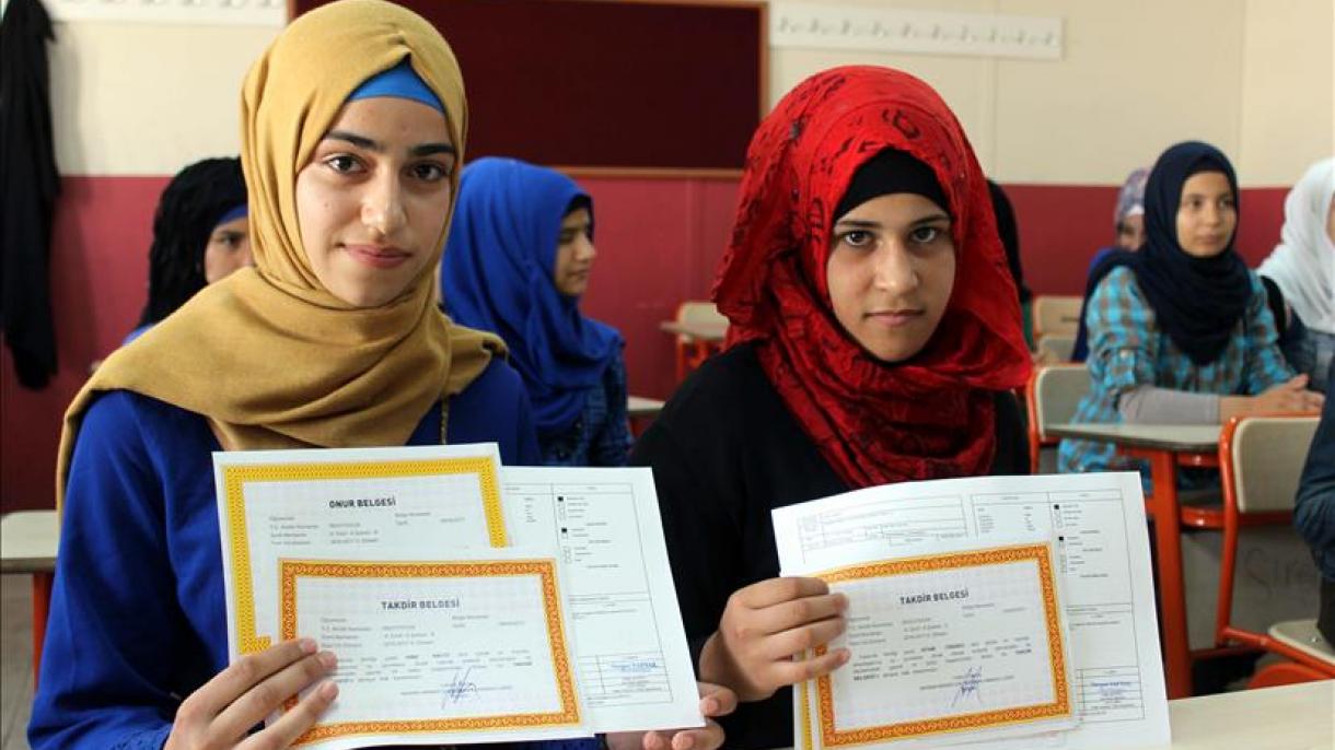 شادمانی کودکان سوری از دریافت کارنامه در استان قهرمان ماراش ترکیه