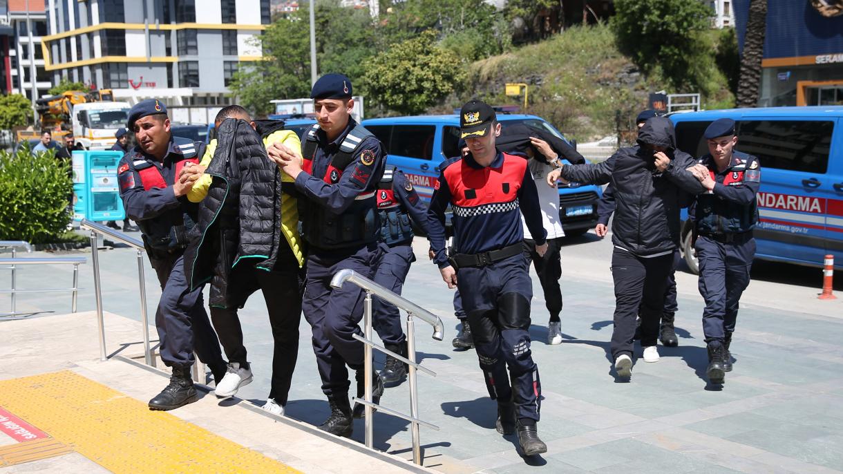 Екипи на полицията заловиха 23 нелагални мигранти