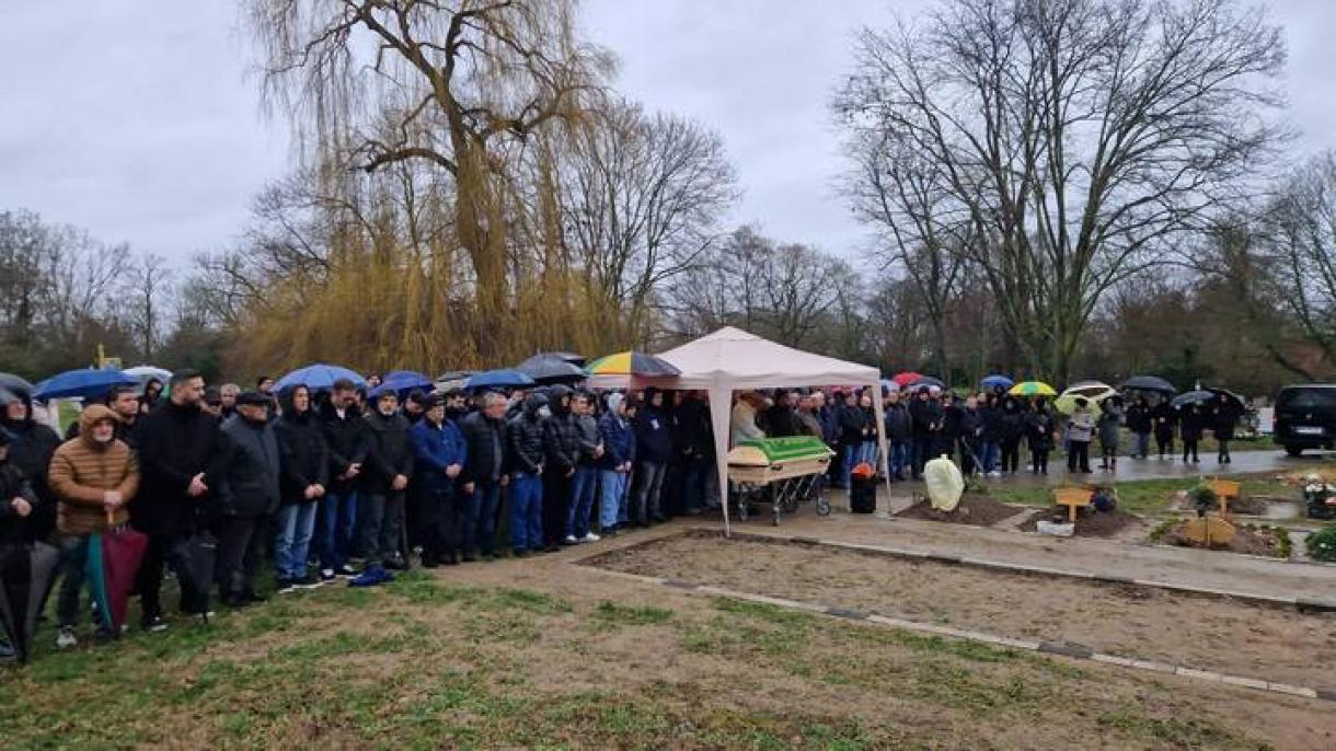 آلمان ده بیر پولیس تامانیدن اولدیریلگن تورک نینگ جنازه مراسمی بولیب اوتدی
