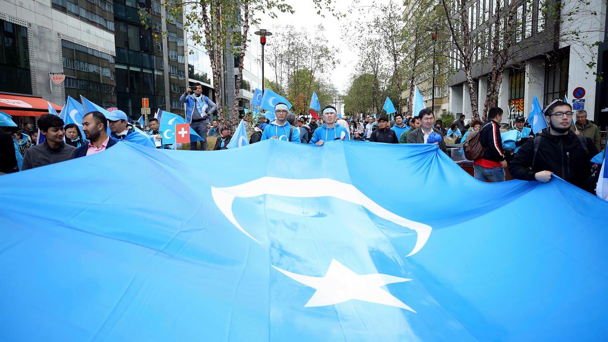 Os turcos uigures protestam contra a China em Bruxelas