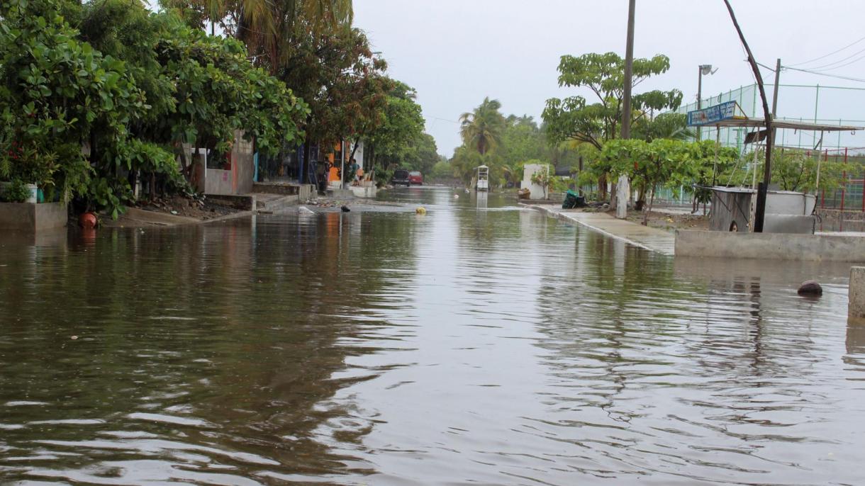 بارش شدید باران در مکزیک؛ یک بیمارستان دچار آبگرفتگی شد