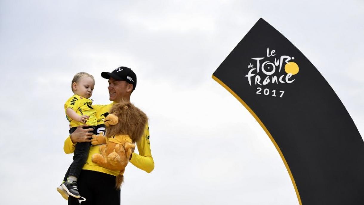 Chris Froome luce como el ciclista que ganó por tercera vez consecutiva el Tour de France