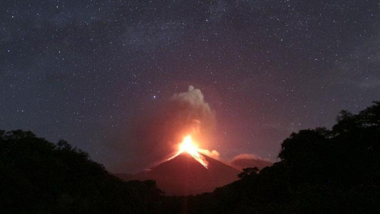 26 explosões no Vulcão de Fogo da Guatemala e chuva gera deslizamentos