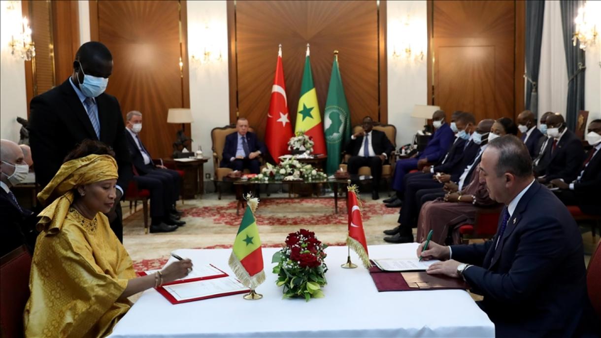 Президентът Ердоган акцентира на близките връзки между Сенегал и Турция...