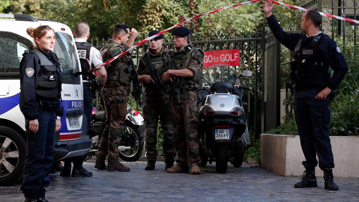 Veículo atropela soldados em Paris