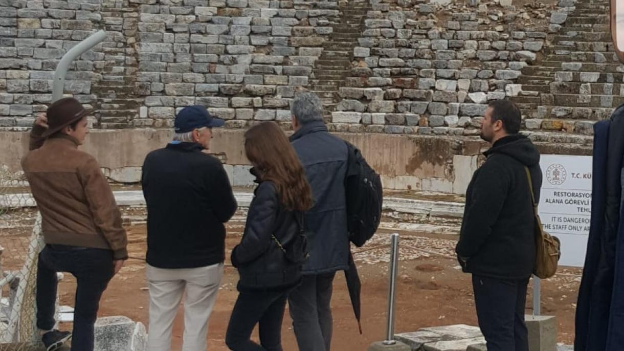 Michael Douglas está muy impresionado con la antigua ciudad de Éfeso