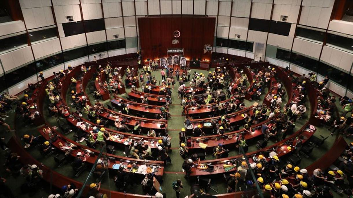 ہانگ کانگ میں جھڑپوں کے بعد مظاہرین کا پارلیمنٹ پردھاوا