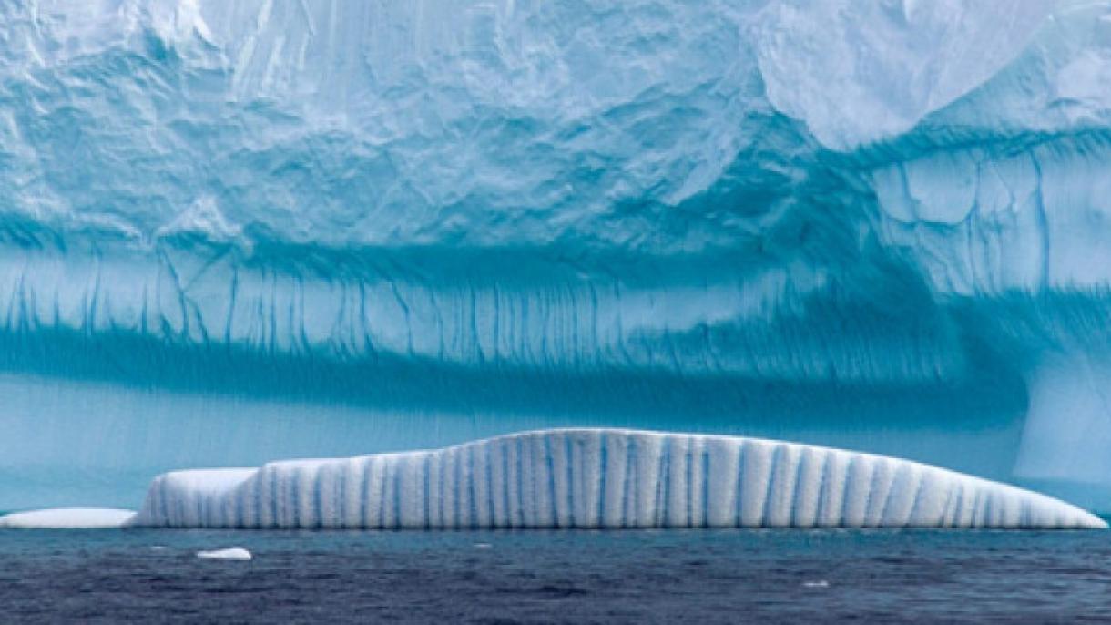 Антарктида мұз тауы еріп жатыр