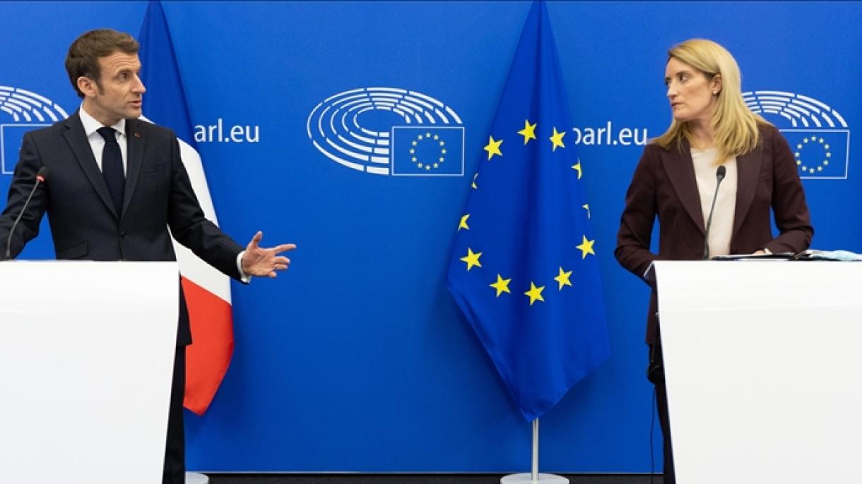 Журналисттер Макрон менен Европа Парламентинин спикерине каршылык көрсөтүштү