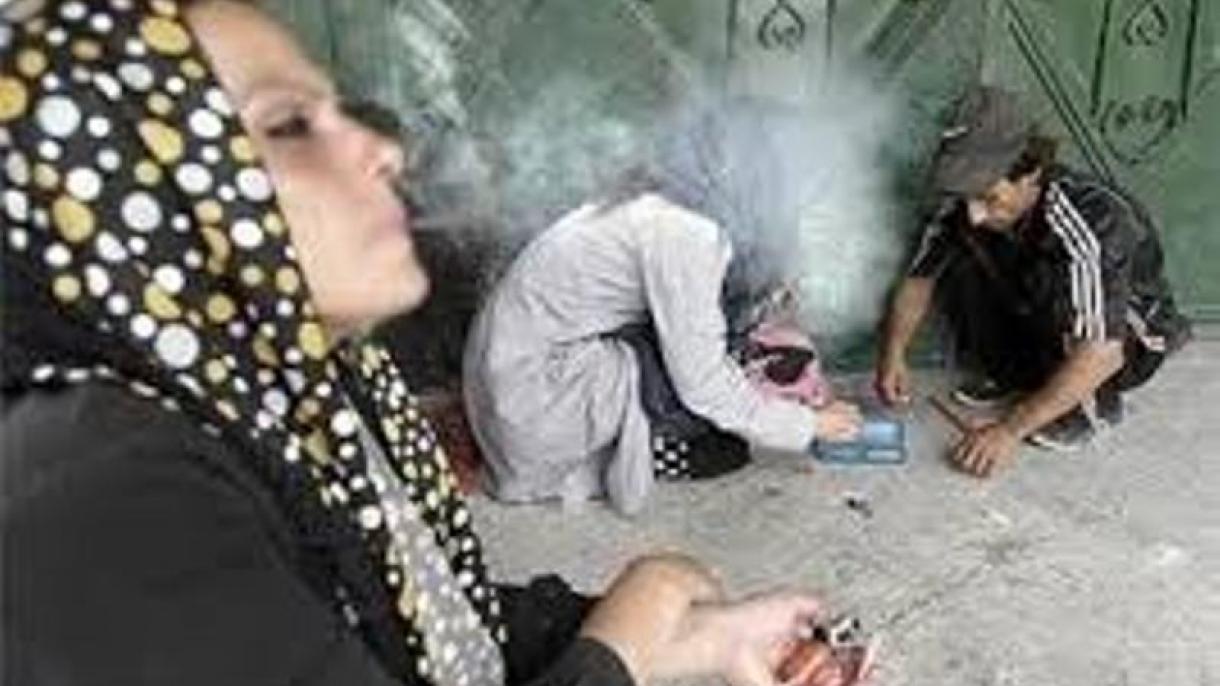伊朗妈妈带幼子在街头卖毒品