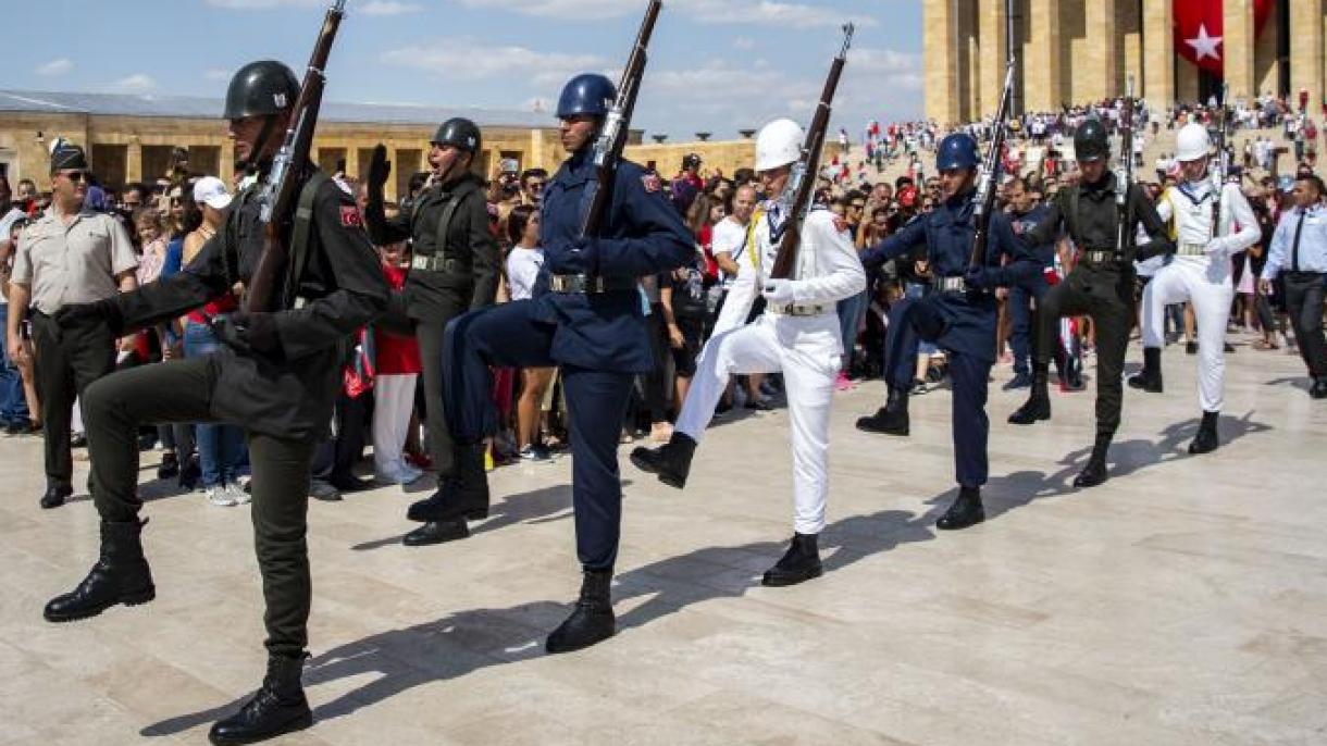 Afflux de visiteurs au mausolée d'Ataturk à l'occasion de la fête de la Victoire du 30 août