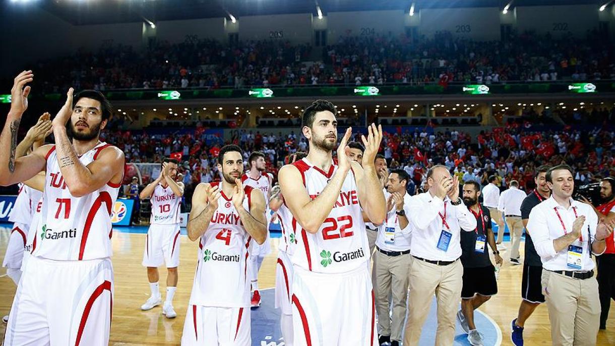A seleção masculina de basquete da Turquia venceu o campeonato na Super Copa VTG