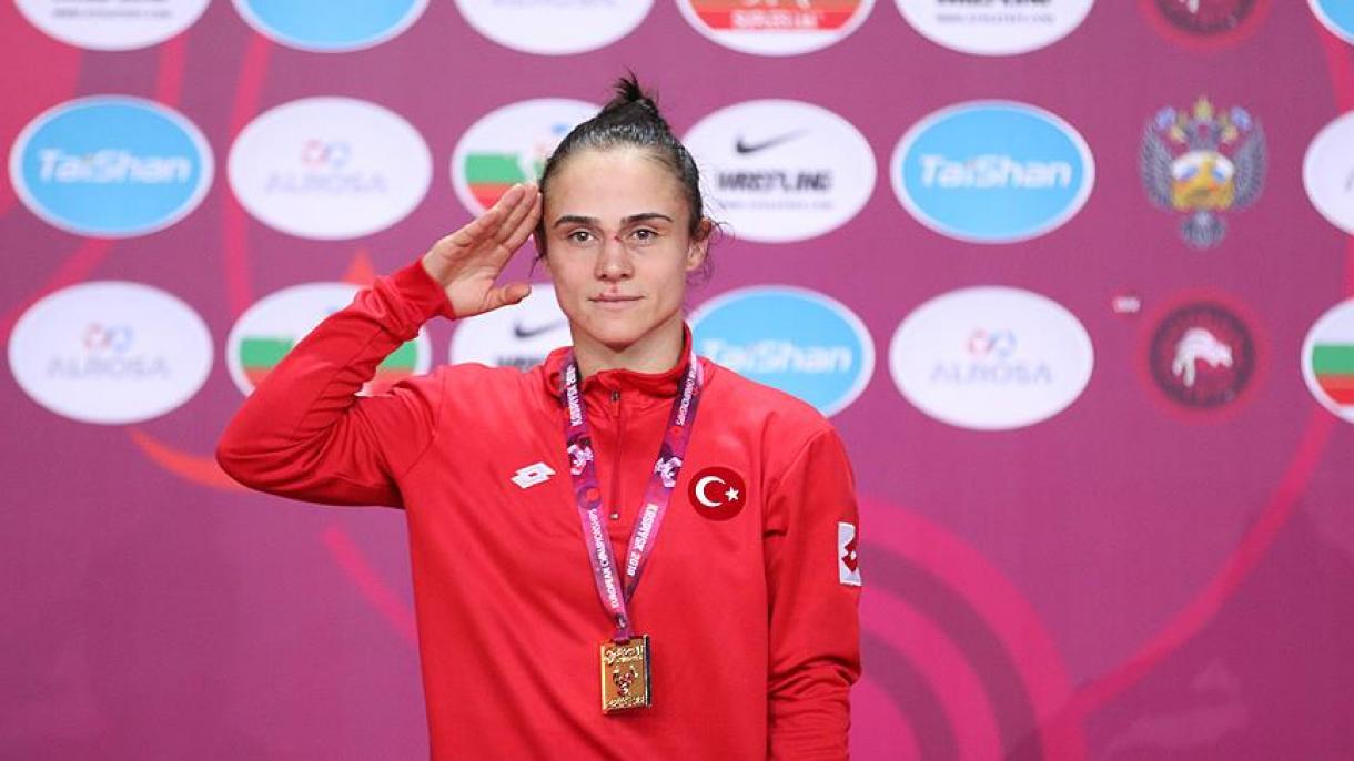 土耳其女摔跤手在欧洲锦标赛中夺得金牌