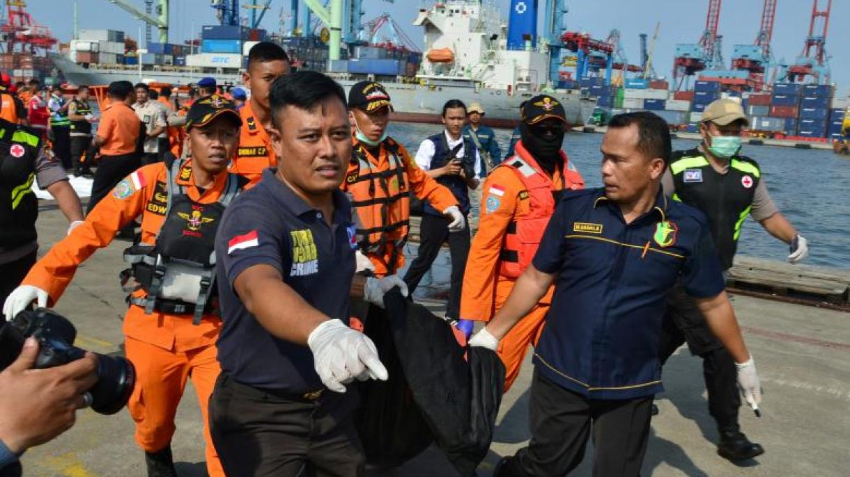 Trovato il registratore di cabina del volo indonesiano caduto