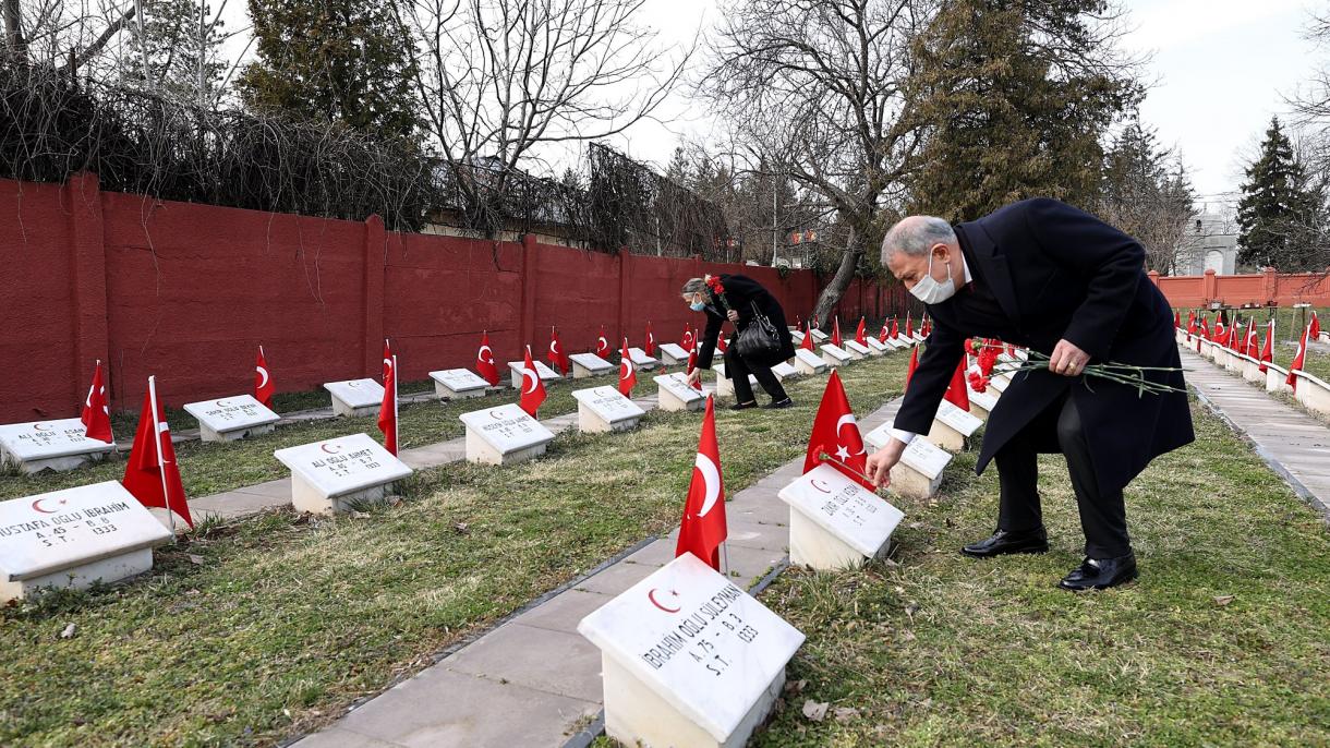 Millî Savunma Bakanı Hulusi Akar Romanya Türk Şehitliği1.jpg