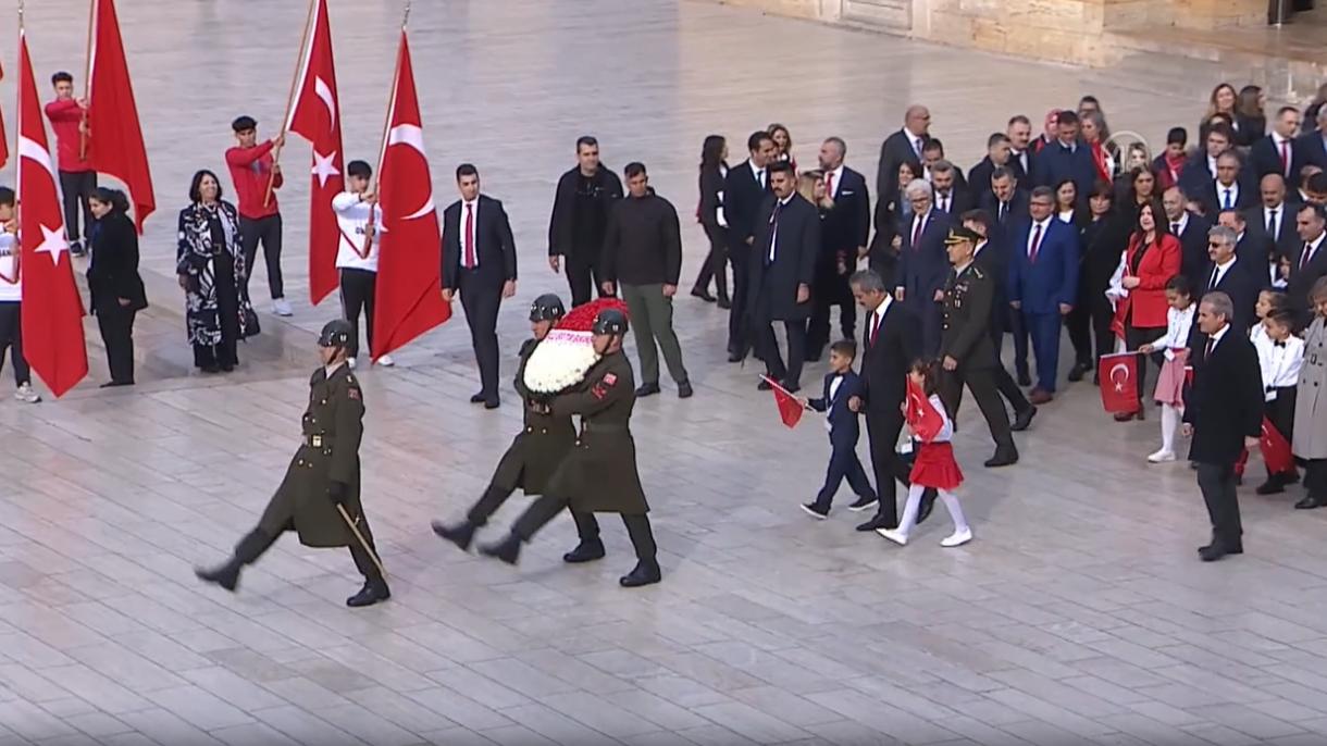 Mahmut Oʻzer bolalar bilan Ataturk qabrini ziyorat qildi