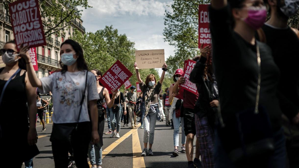 France: les écologistes ont protesté à Paris contre la politique du gouvernement sur le climat