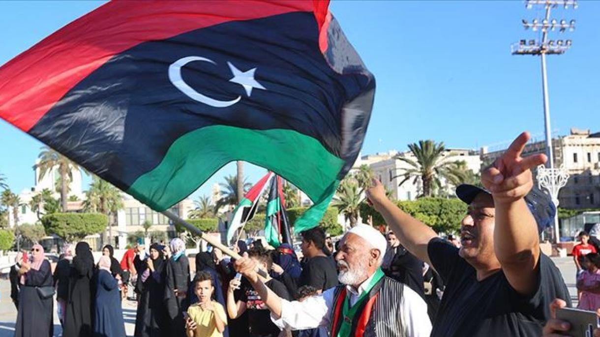 利比亚市民举行示威游行抗议哈夫塔尔民兵残杀平民百姓