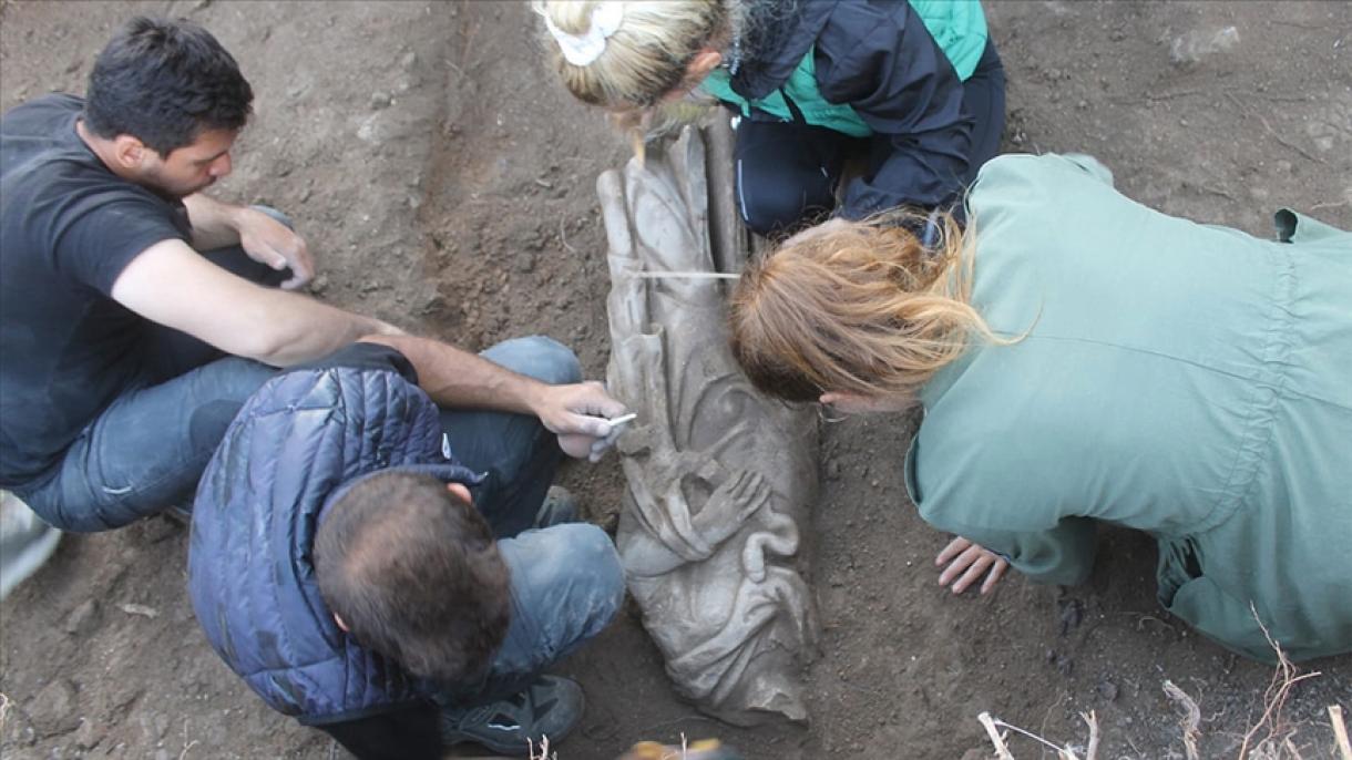 Encuentran 'Estatua de Hygieia' durante las excavaciones en la ciudad antigua de Aizanoi